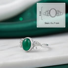 [KI] grüner Onyxring aus Silber mit Maßangaben zu Ring und Edelstein