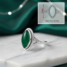 [KI] grüner Onyxring aus Silber mit Maßangaben zu Ring und Edelstein