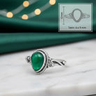 [KI] grüner Onyxring aus Silber mit Maßangaben zu Ring und Edelstein