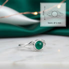 [KI] grüner Onyxring aus Silber mit Maßangaben zu Ring und Edelstein