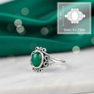 [KI] grüner Onyxring aus Silber mit Maßangaben zu Ring und Edelstein