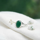 [KI] Silberring mit grüner Onyx auf hellem Stoff