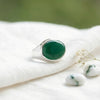 [KI] Silberring mit grüner Onyx auf hellem Stoff