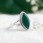 [KI] Silberring mit grüner Onyx auf hellem Stoff