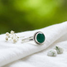 [KI] Silberring mit grüner Onyx auf hellem Stoff