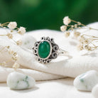 [KI] Silberring mit grüner Onyx auf hellem Stoff