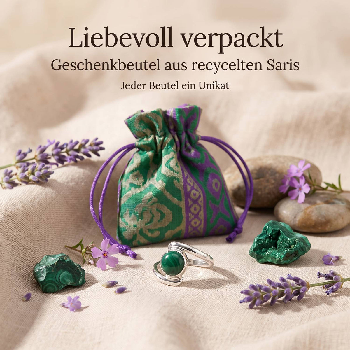 Silberring mit grüner Onyx und Geschenkbeutel aus recyceltem Sari