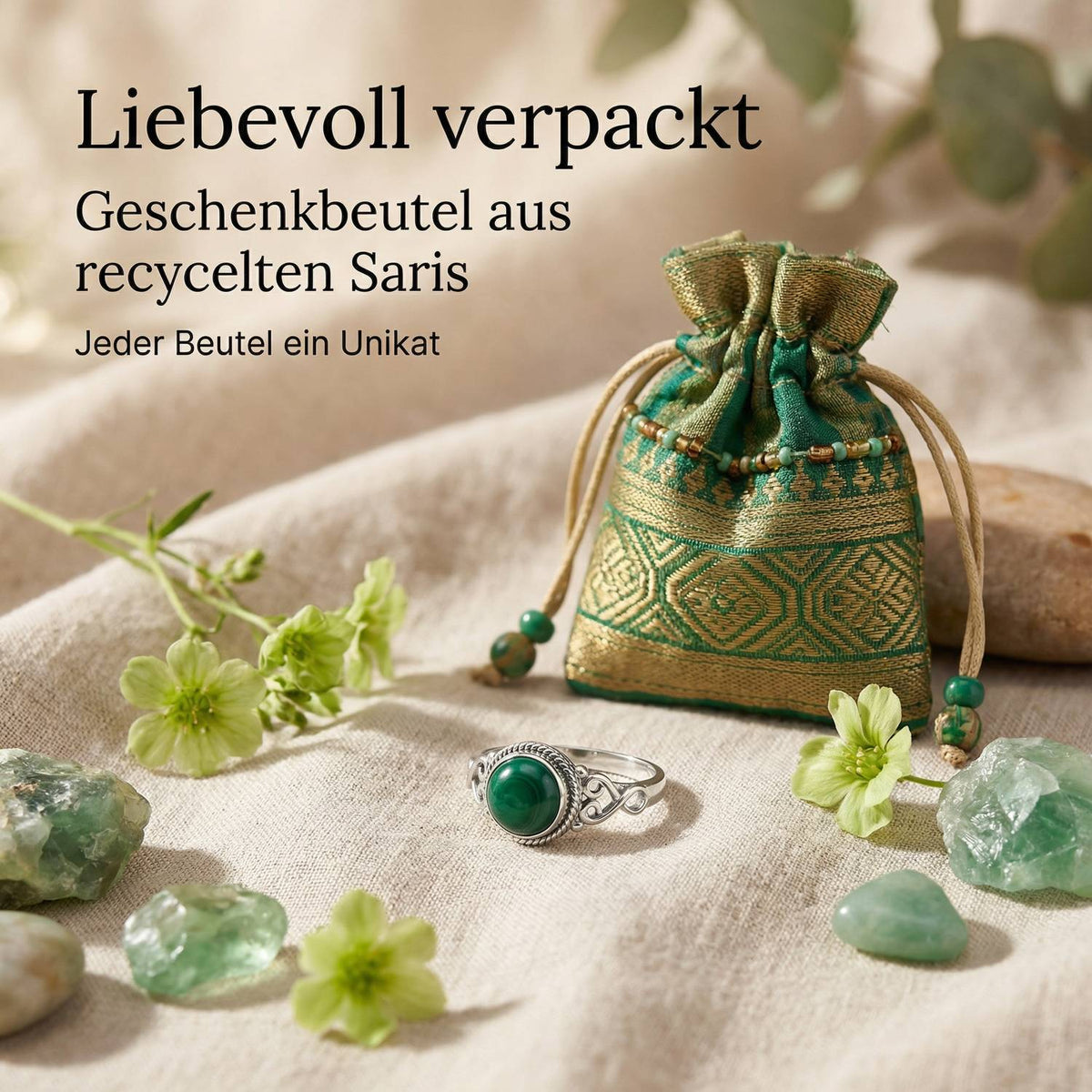 Silberring mit grüner Onyx und Geschenkbeutel aus recyceltem Sari