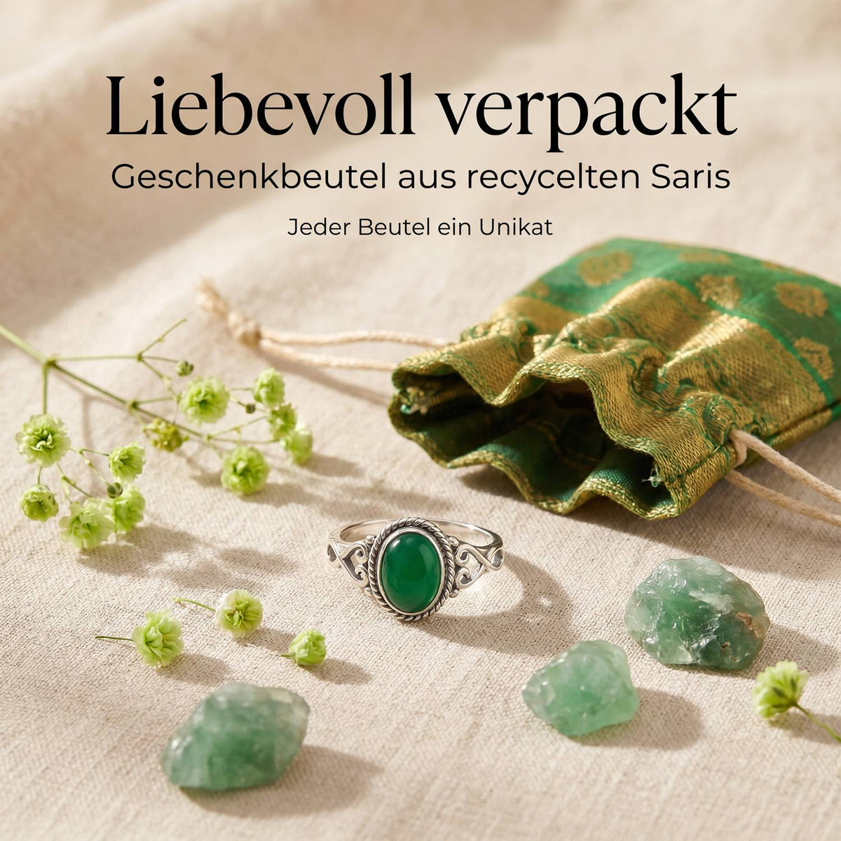 Silberring mit grüner Onyx und Geschenkbeutel aus recyceltem Sari