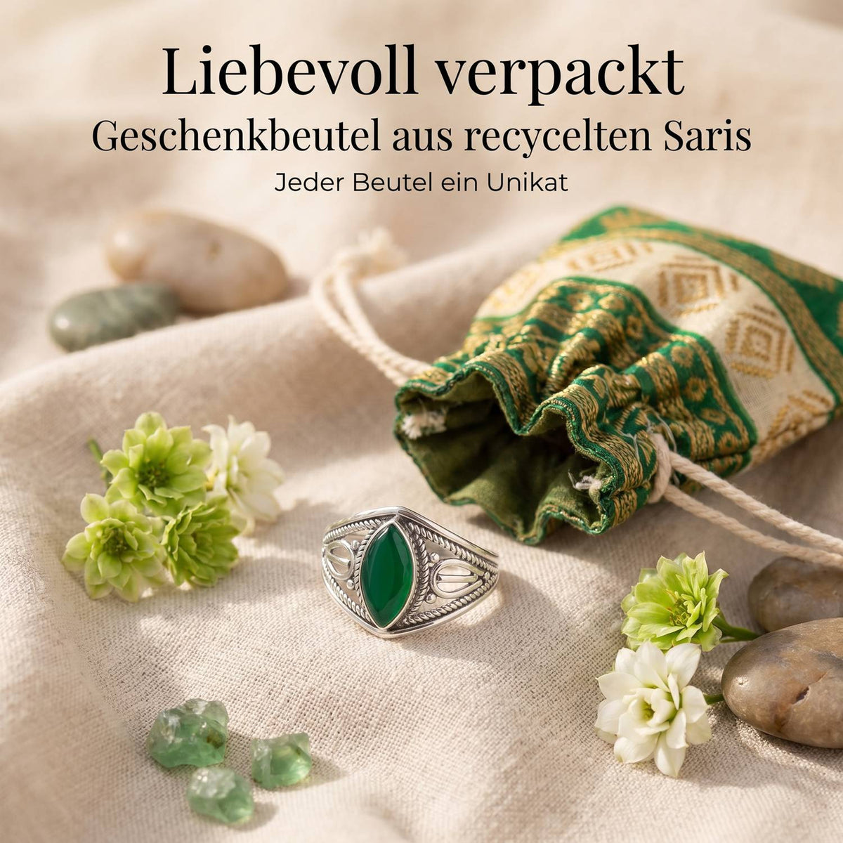 Silberring mit grüner Onyx und Geschenkbeutel aus recyceltem Sari