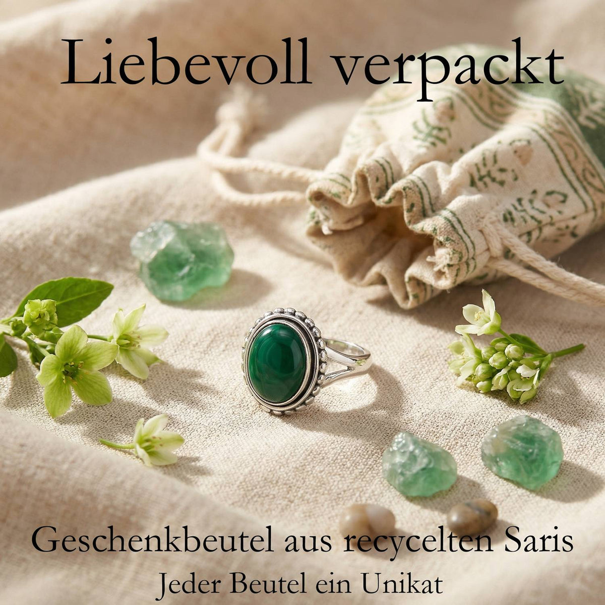 Silberring mit grüner Onyx und Geschenkbeutel aus recyceltem Sari