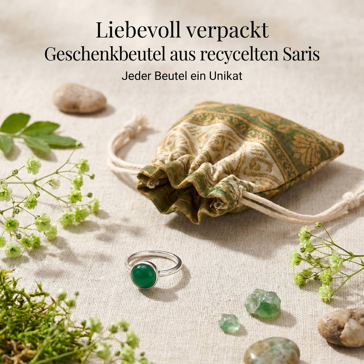 Silberring mit grüner Onyx und Geschenkbeutel aus recyceltem Sari
