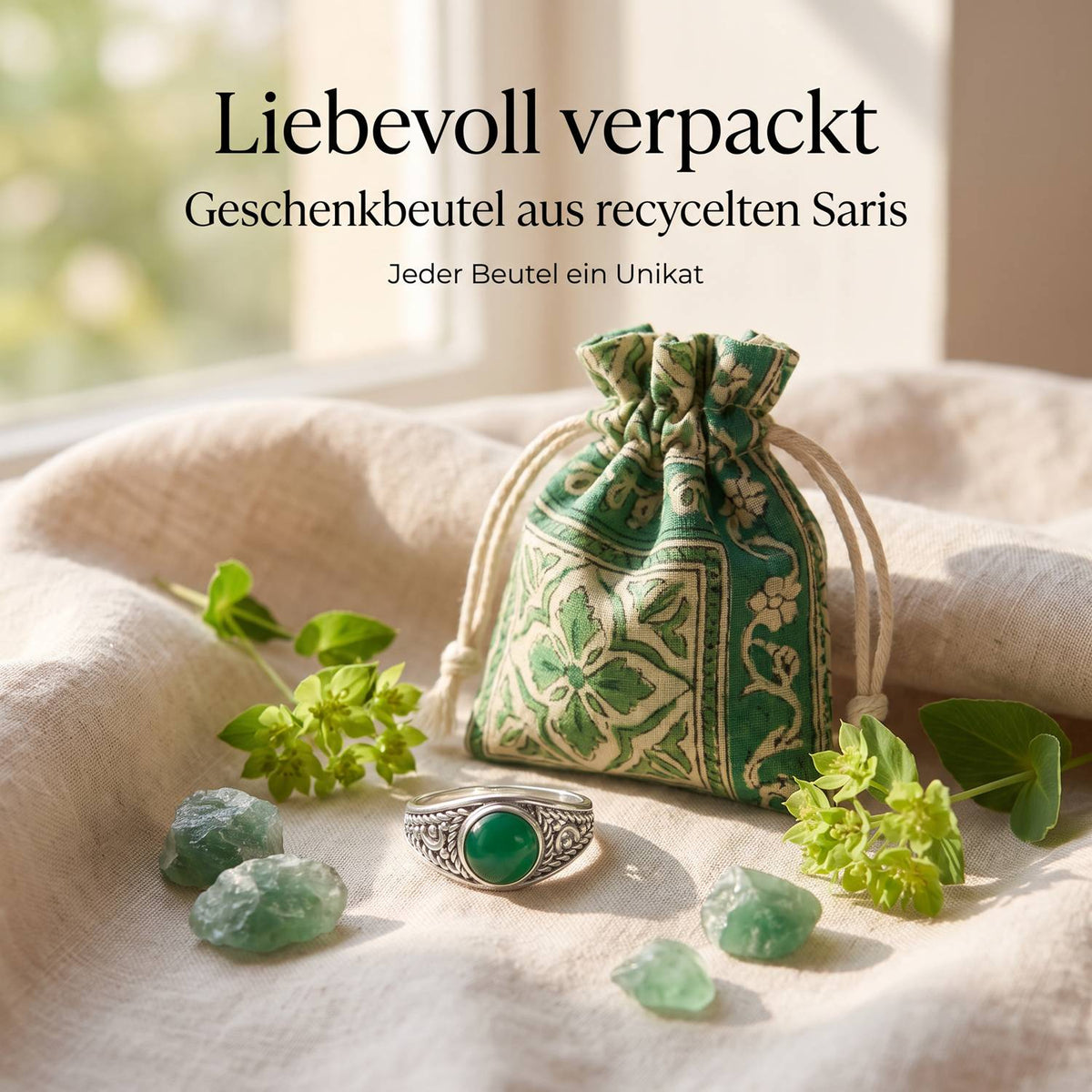 Silberring mit grüner Onyx und Geschenkbeutel aus recyceltem Sari