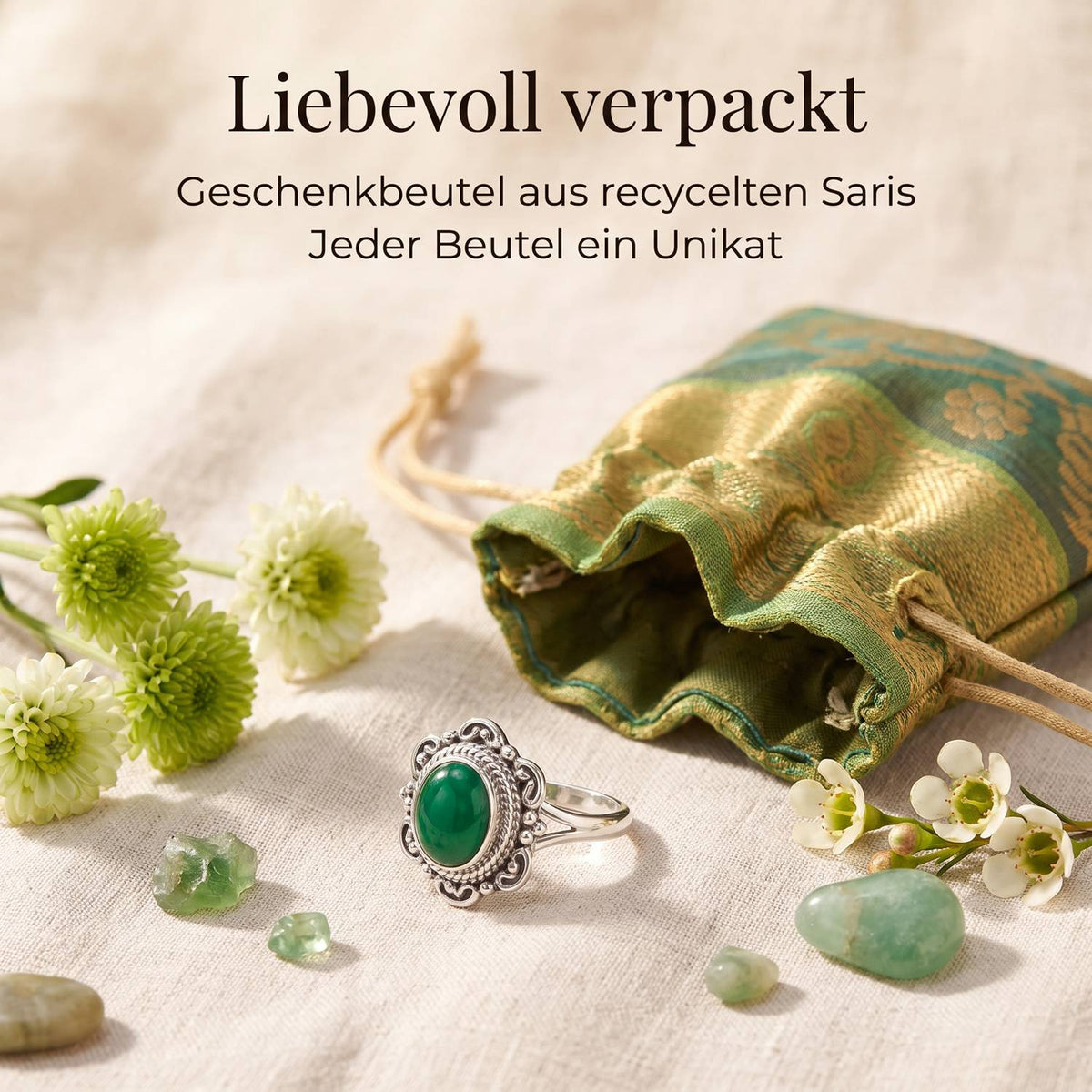 Silberring mit grüner Onyx und Geschenkbeutel aus recyceltem Sari