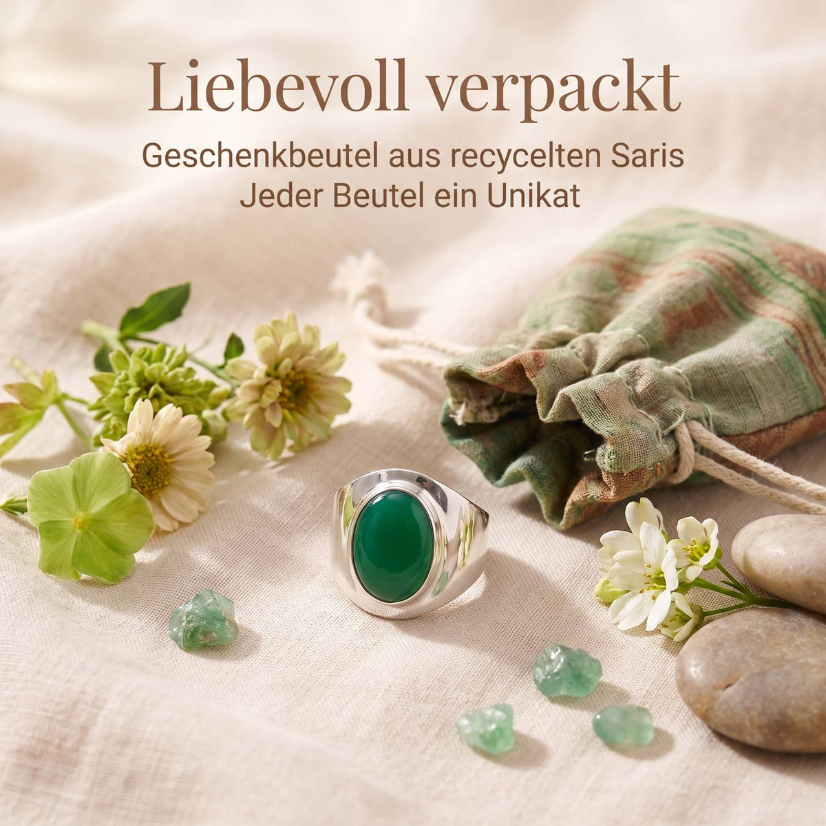 Silberring mit grüner Onyx und Geschenkbeutel aus recyceltem Sari
