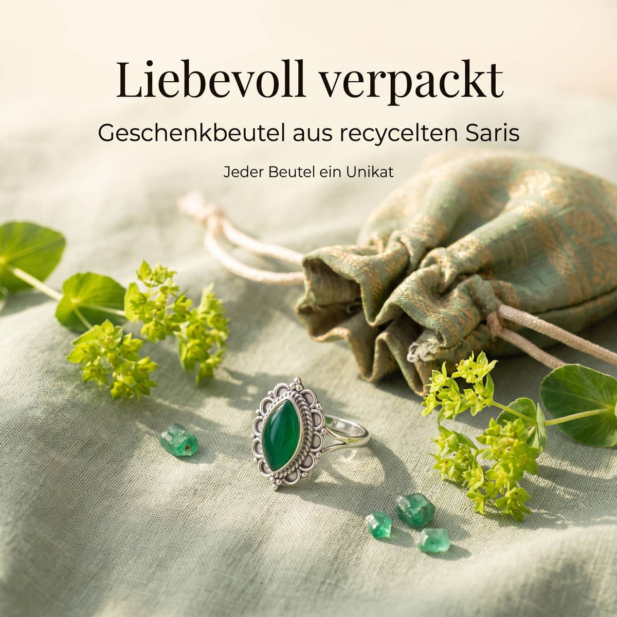 Silberring mit grüner Onyx und Geschenkbeutel aus recyceltem Sari