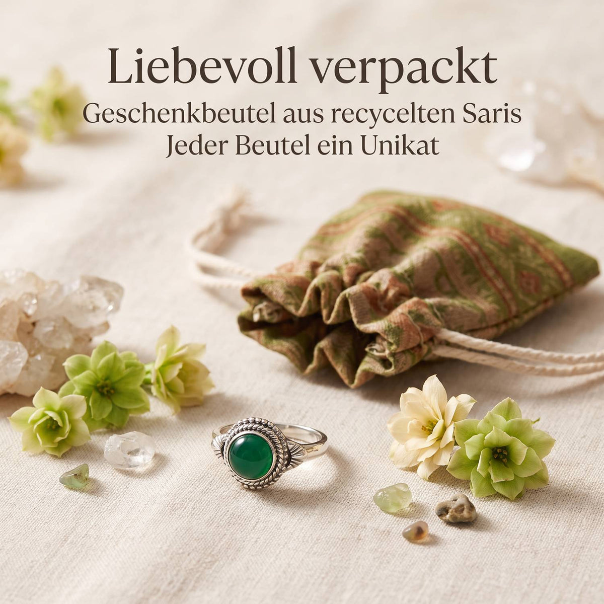 Silberring mit grüner Onyx und Geschenkbeutel aus recyceltem Sari