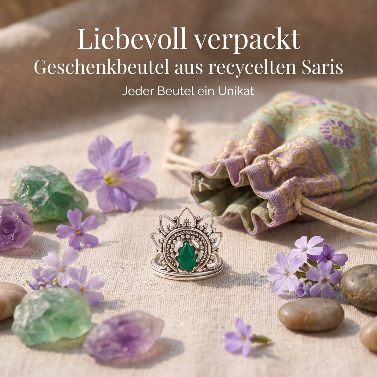 Silberring mit grüner Onyx und Geschenkbeutel aus recyceltem Sari