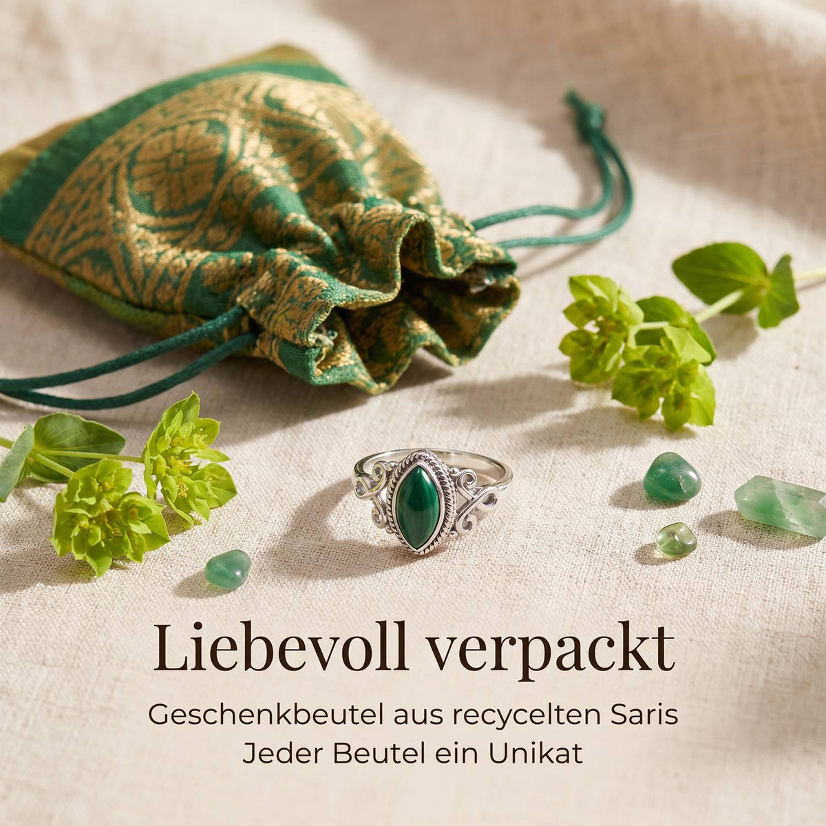 Silberring mit grüner Onyx und Geschenkbeutel aus recyceltem Sari