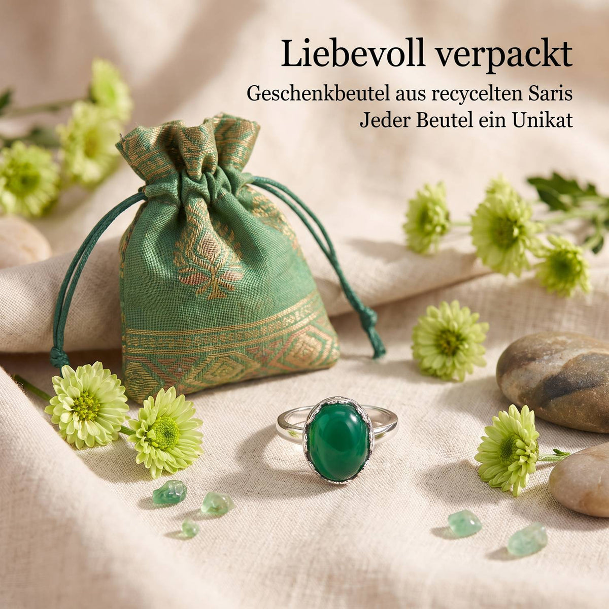 Silberring mit grüner Onyx und Geschenkbeutel aus recyceltem Sari