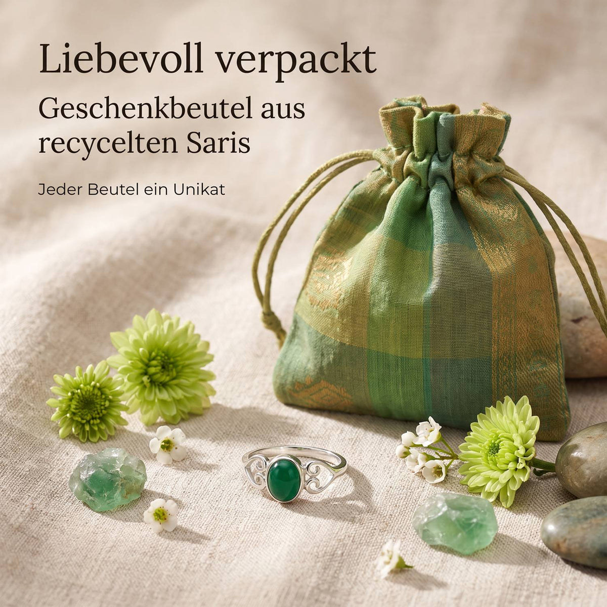 Silberring mit grüner Onyx und Geschenkbeutel aus recyceltem Sari