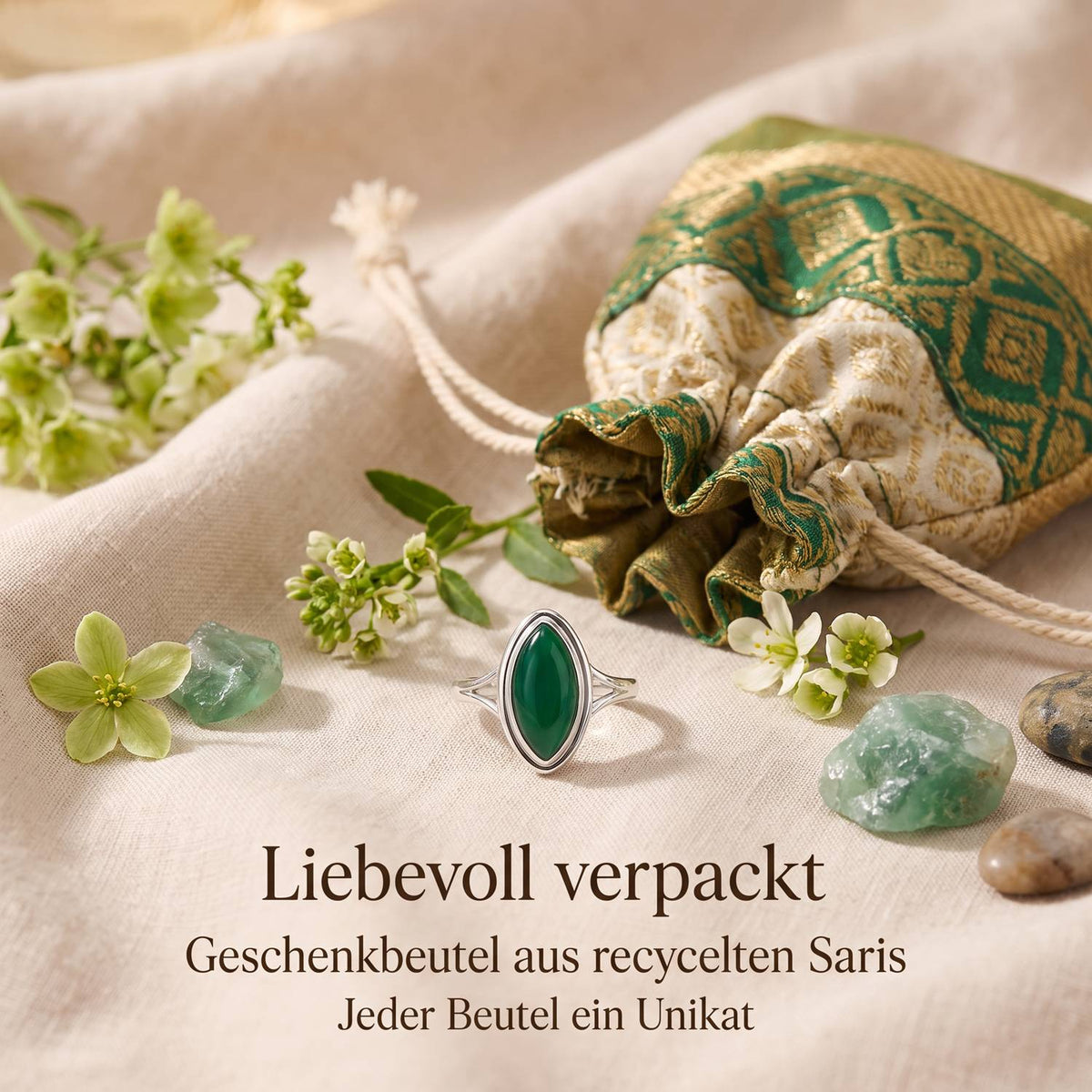 Silberring mit grüner Onyx und Geschenkbeutel aus recyceltem Sari