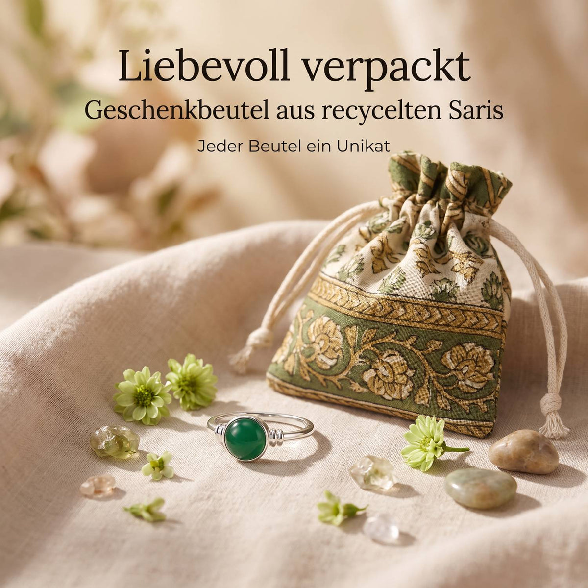 Silberring mit grüner Onyx und Geschenkbeutel aus recyceltem Sari