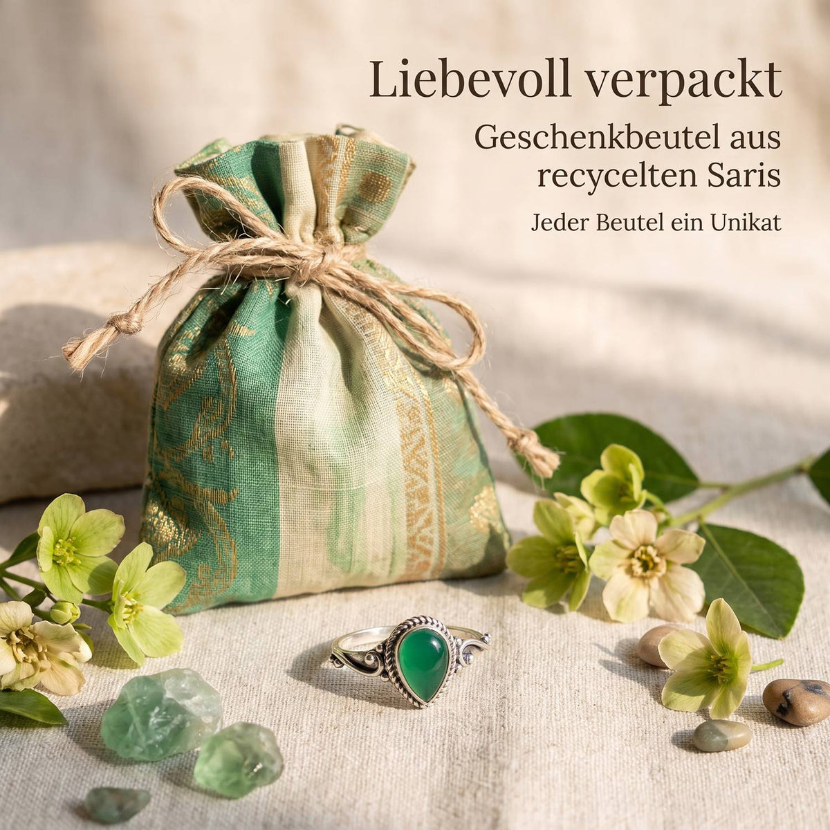 Silberring mit grüner Onyx und Geschenkbeutel aus recyceltem Sari