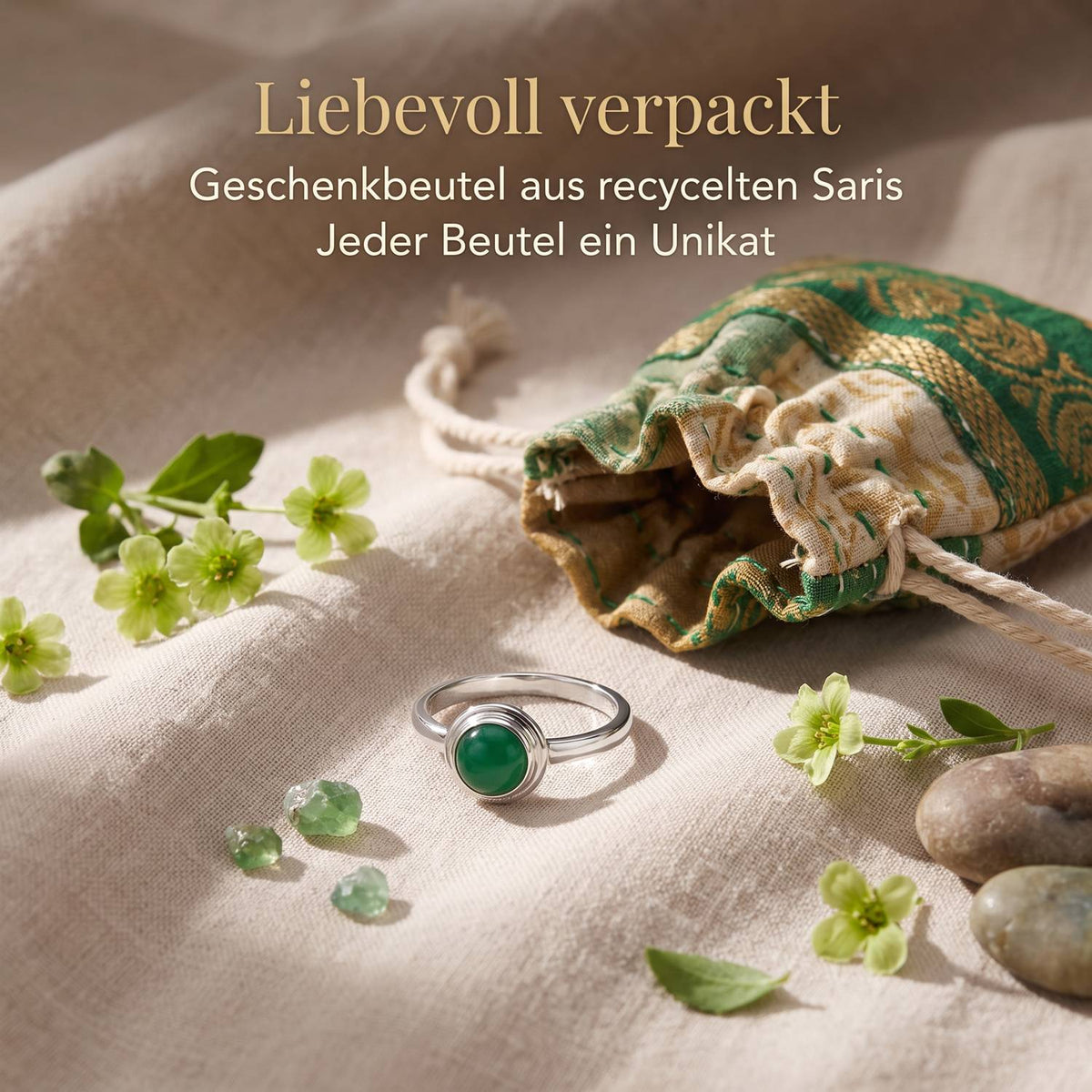 Silberring mit grüner Onyx und Geschenkbeutel aus recyceltem Sari