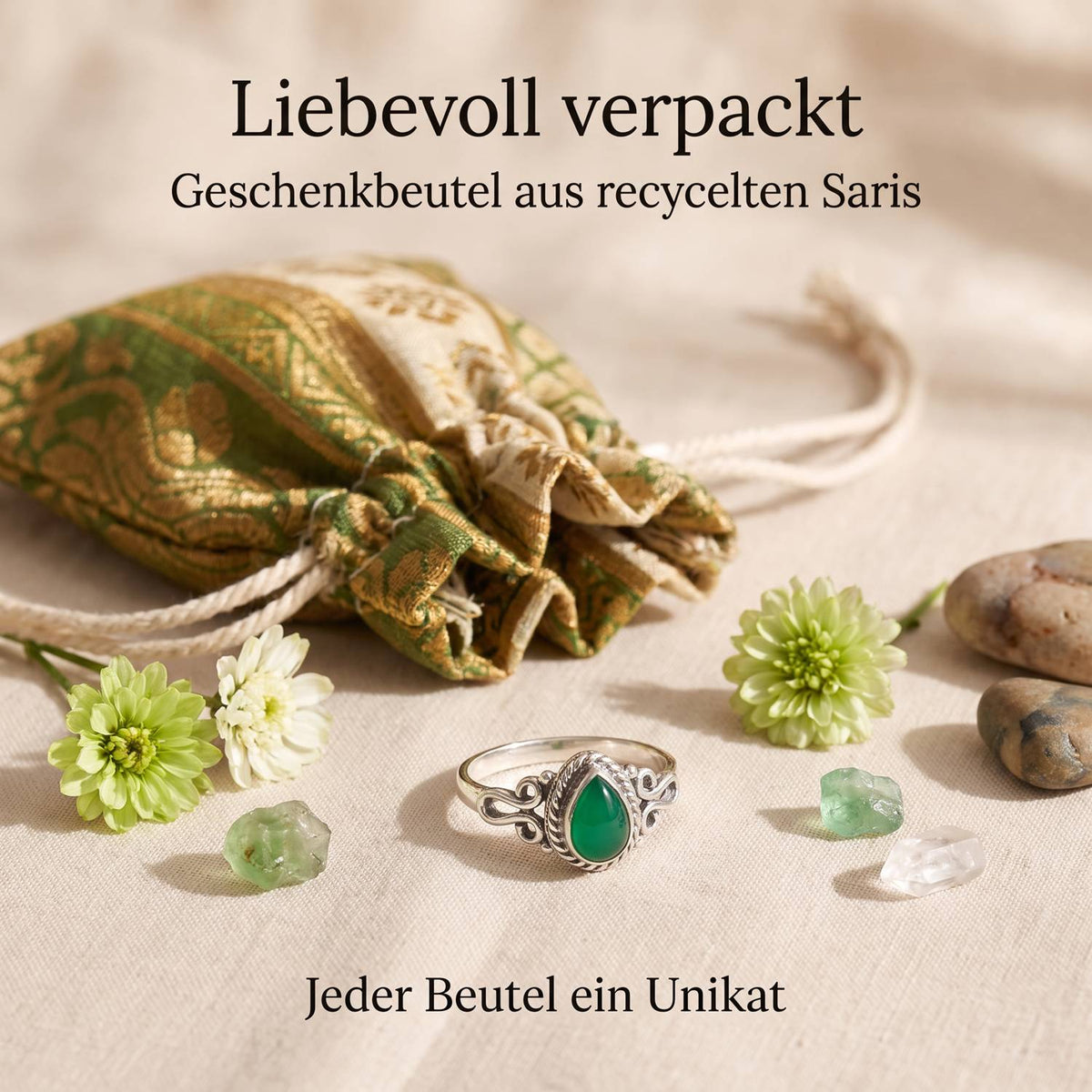 Silberring mit grüner Onyx und Geschenkbeutel aus recyceltem Sari