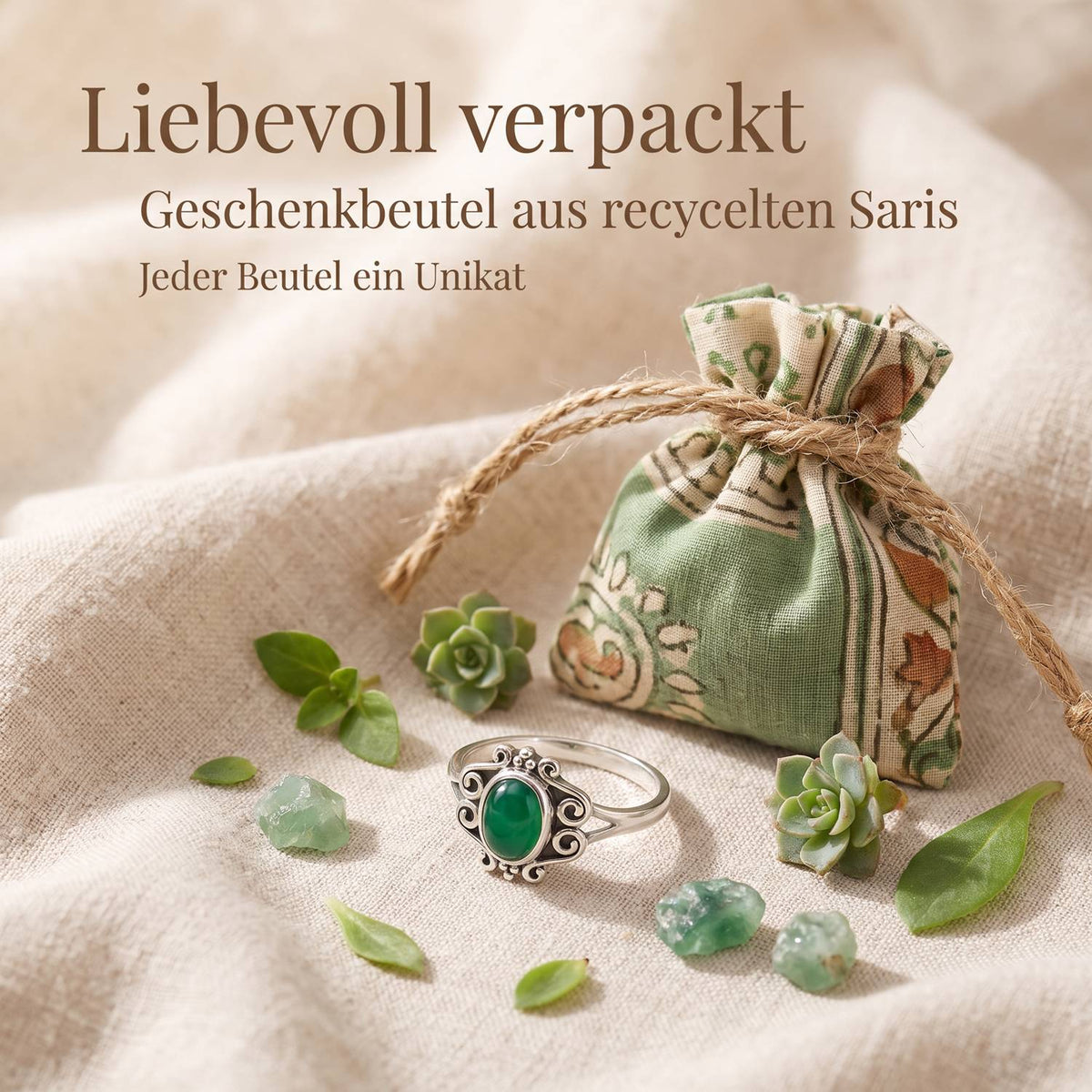 Silberring mit grüner Onyx und Geschenkbeutel aus recyceltem Sari