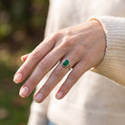 [KI] grüner Onyxring aus Silber getragen an der Hand im Freien