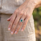 [KI] grüner Onyxring aus Silber getragen an der Hand im Freien