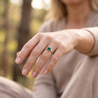 [KI] grüner Onyxring aus Silber getragen an der Hand im Freien