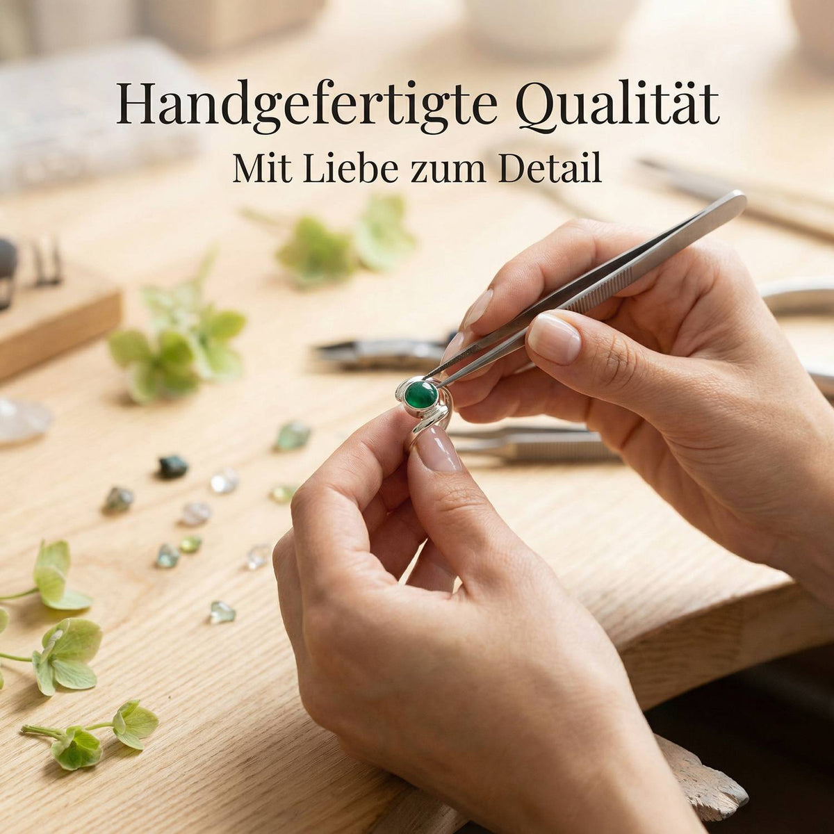 Handgefertigter Silberring mit grüner Onyx bei der Schmuckherstellung