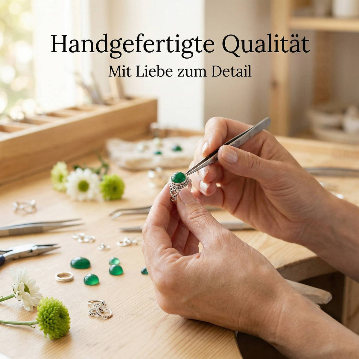 Handgefertigter Silberring mit grüner Onyx bei der Schmuckherstellung