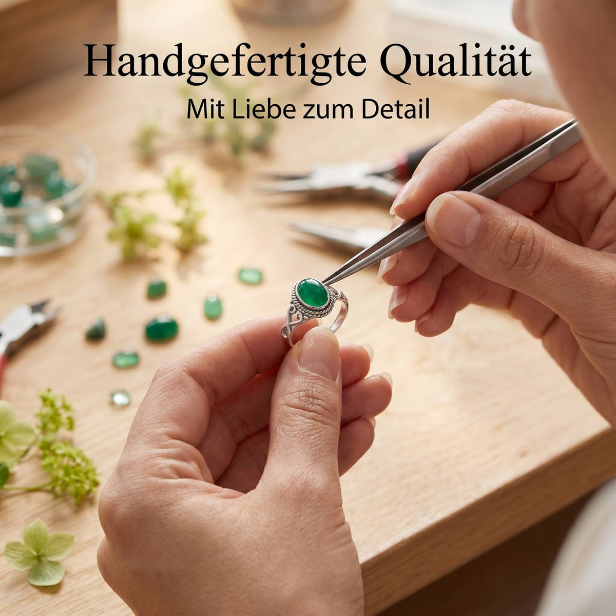 Handgefertigter Silberring mit grüner Onyx bei der Schmuckherstellung