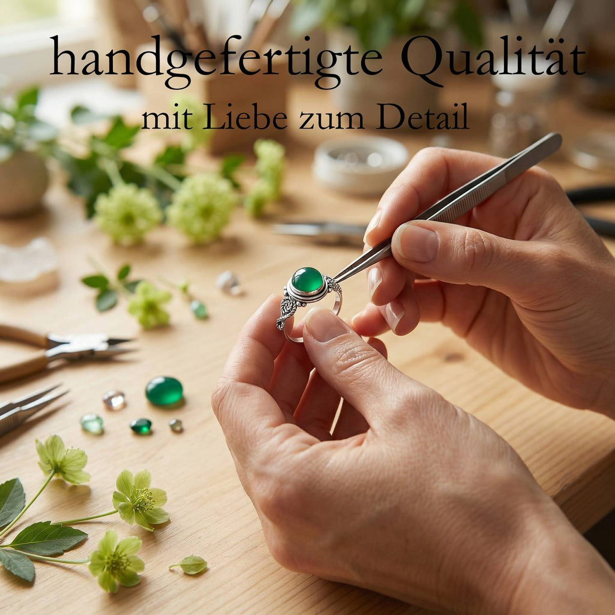 Handgefertigter Silberring mit grüner Onyx bei der Schmuckherstellung