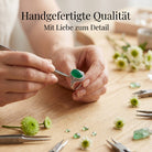 [KI] Handgefertigter Silberring mit grüner Onyx bei der Schmuckherstellung