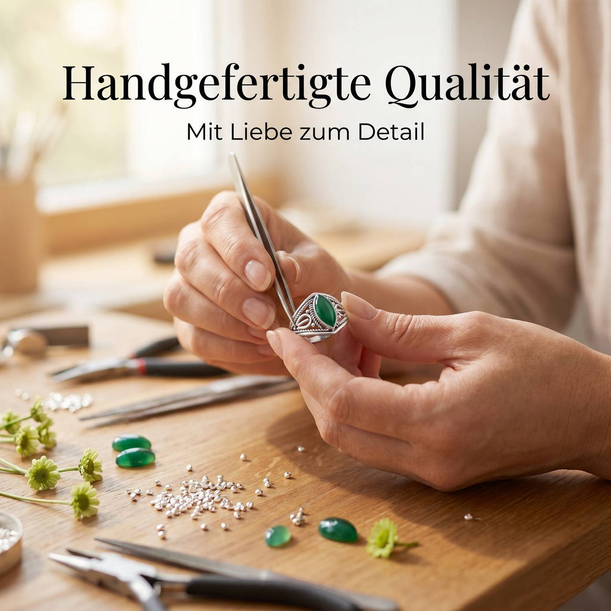 Handgefertigter Silberring mit grüner Onyx bei der Schmuckherstellung