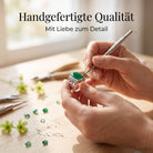 [KI] Handgefertigter Silberring mit grüner Onyx bei der Schmuckherstellung