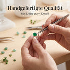 [KI] Handgefertigter Silberring mit grüner Onyx bei der Schmuckherstellung