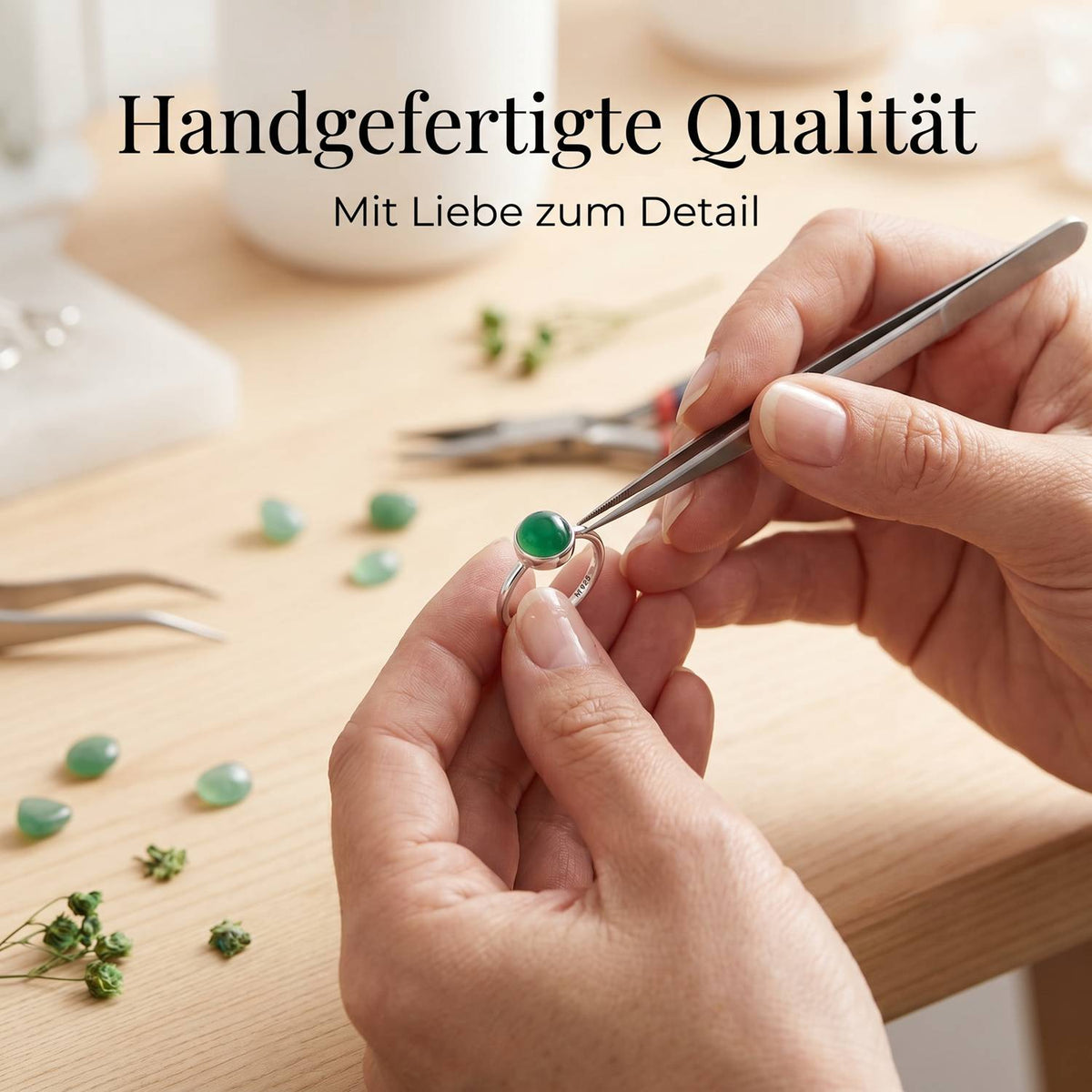 Handgefertigter Silberring mit grüner Onyx bei der Schmuckherstellung