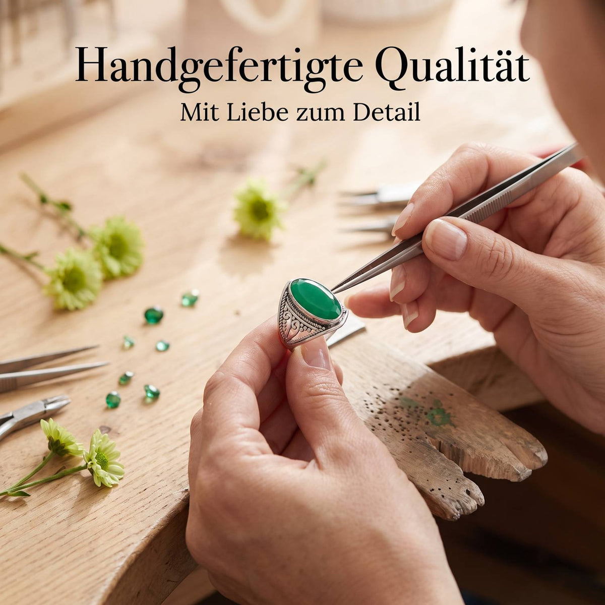 Handgefertigter Silberring mit grüner Onyx bei der Schmuckherstellung
