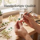 [KI] Handgefertigter Silberring mit grüner Onyx bei der Schmuckherstellung