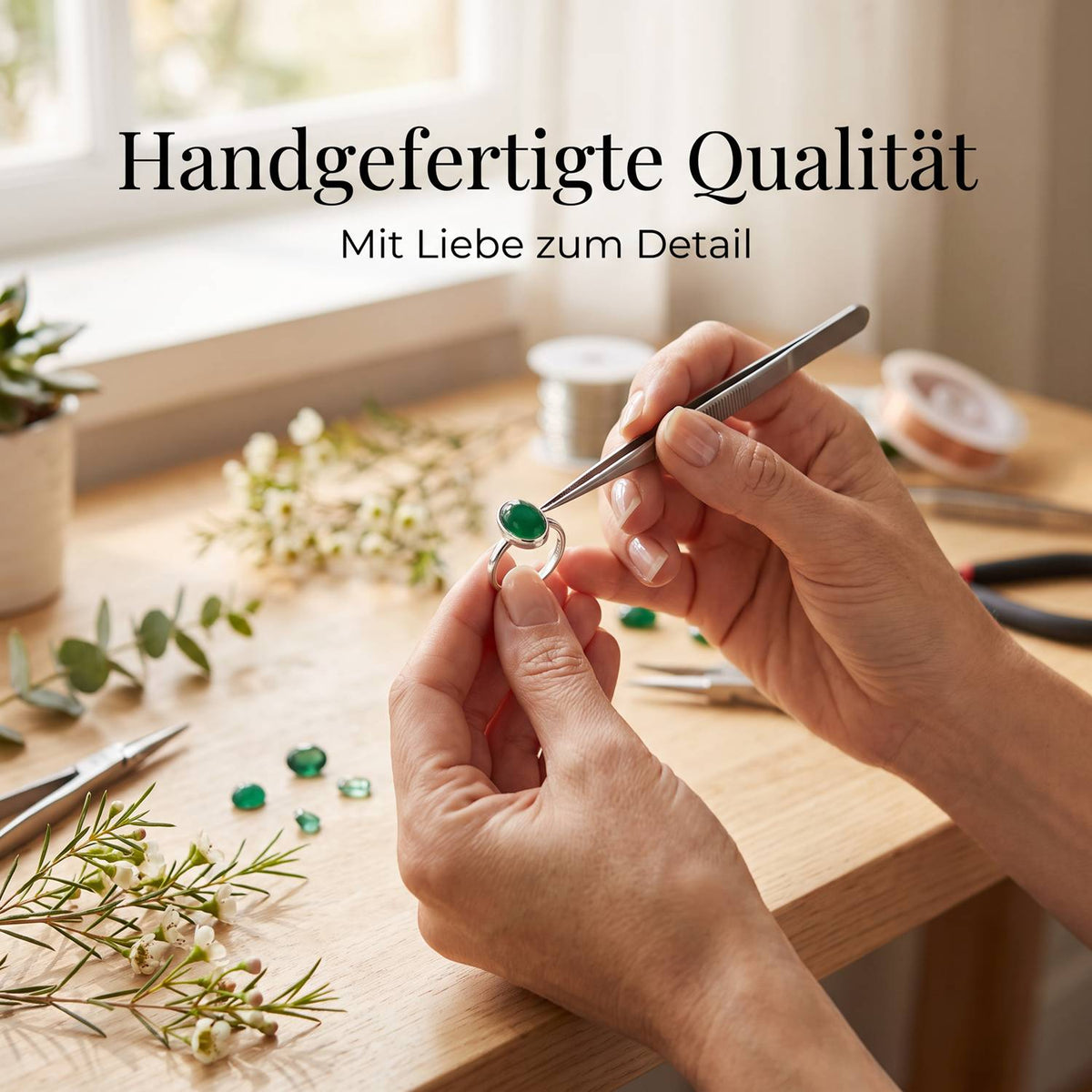 Handgefertigter Silberring mit grüner Onyx bei der Schmuckherstellung