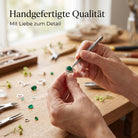 [KI] Handgefertigter Silberring mit grüner Onyx bei der Schmuckherstellung