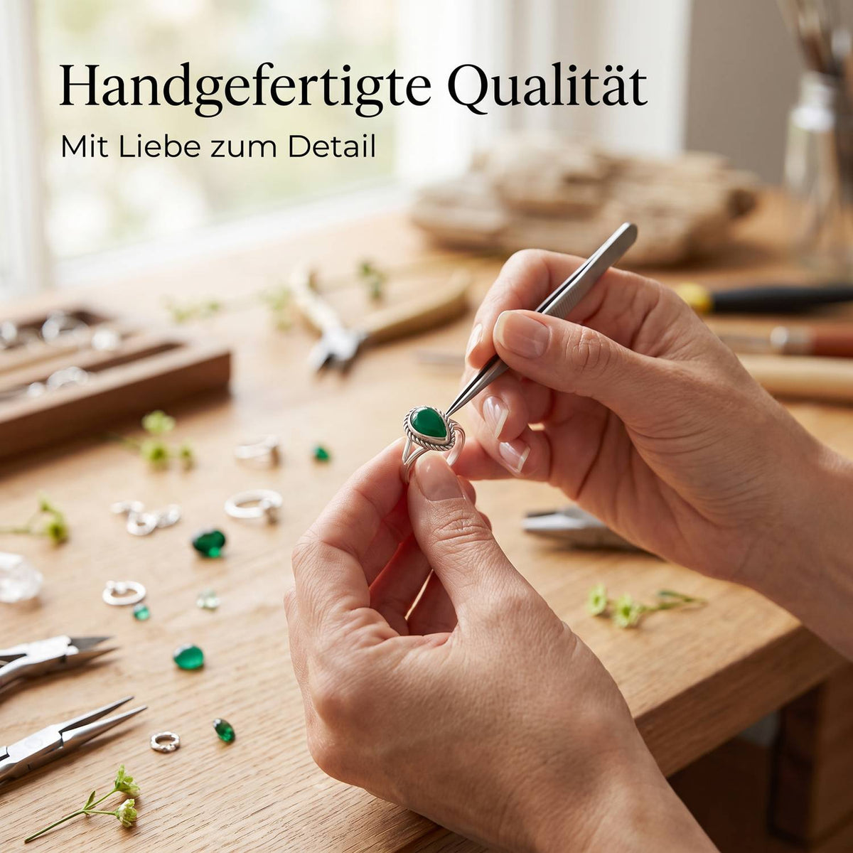 Handgefertigter Silberring mit grüner Onyx bei der Schmuckherstellung