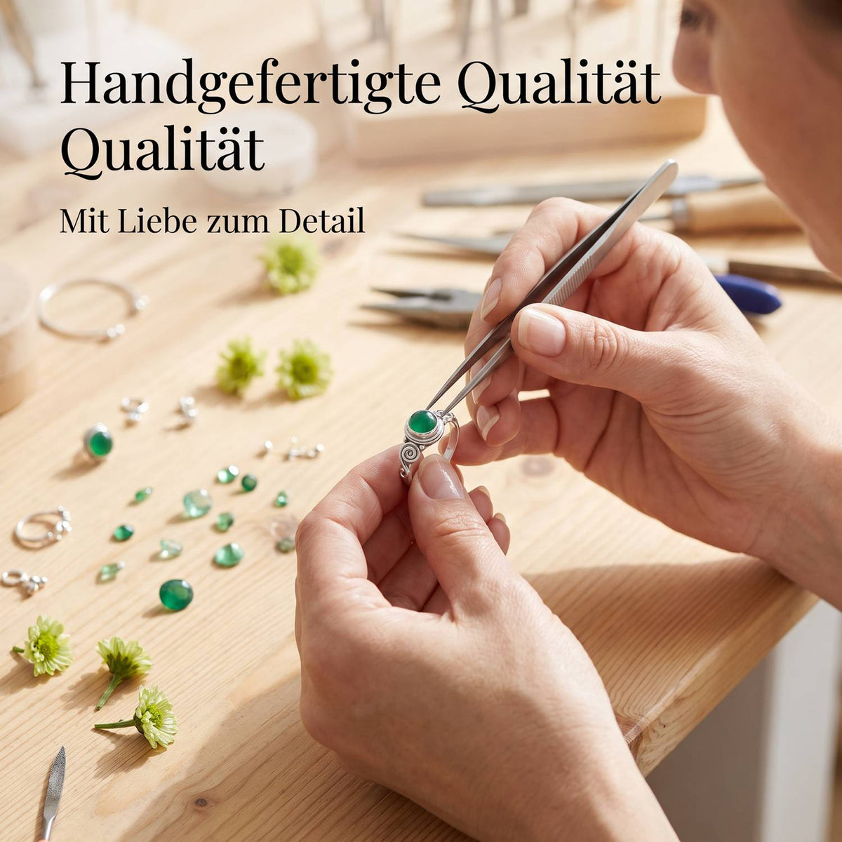 Handgefertigter Silberring mit grüner Onyx bei der Schmuckherstellung