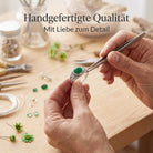 [KI] Handgefertigter Silberring mit grüner Onyx bei der Schmuckherstellung